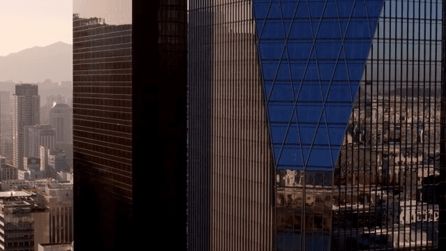 도시 풍경을 반사하는 고층 빌딩