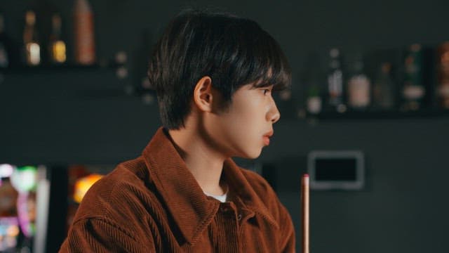 실내에서 당구를 열심히 하는 젊은 남성