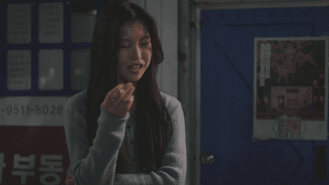 밖에서 흡연하며 대화하는 두여성