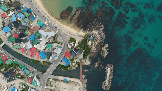 맑은 바다와 해안 마을