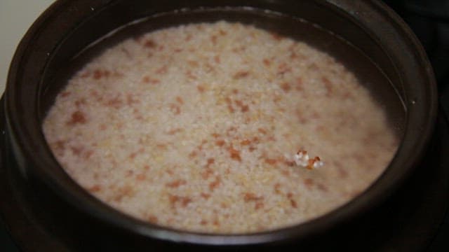 Cooking rice in a traditional pot