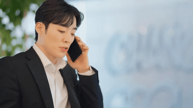 앉아서 전화하는 남성