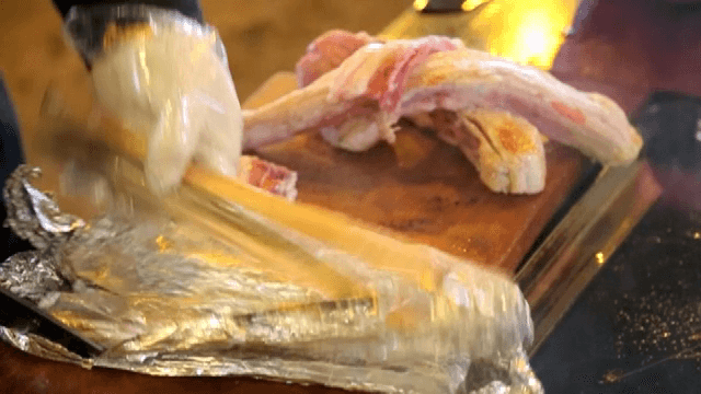 나무 도마 위에서 준비하는 삼겹살