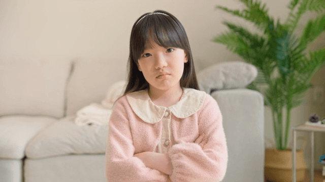 팔짱을 낀 토라진 아이