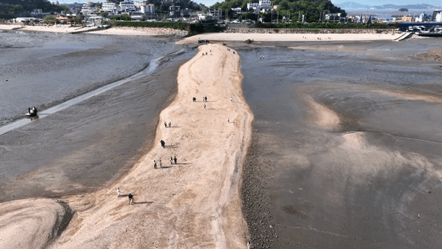 모래길이 있는 해안 지역