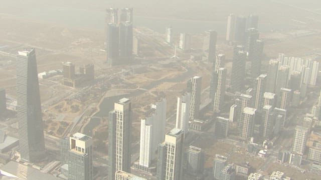 미세먼지 낀 도시 스카이라인 항공 촬영