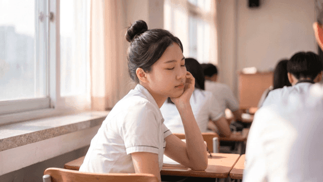 교실에서 하품하는 여학생