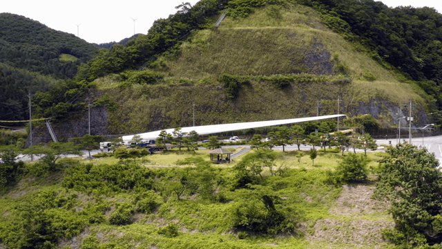 산 속에서 풍력 터빈 자재를 운반하는 모습