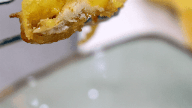 가위로 잘려진 인삼 튀김 단면