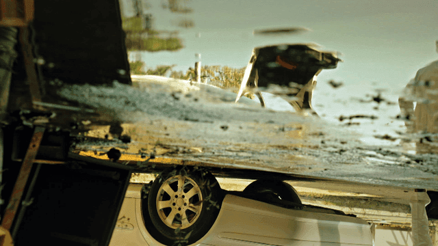 물웅덩이에 비친 자동차와 사람