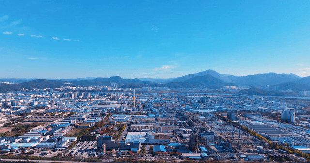 산업 지역이 있는 광활한 도시 풍경