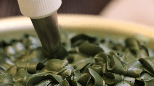 초록색 크림이 그릇에 짜여지는 모습