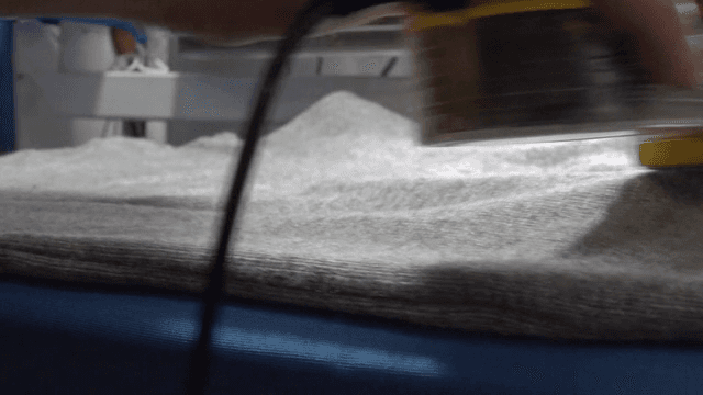 회색 스웨터에서 보풀 제거