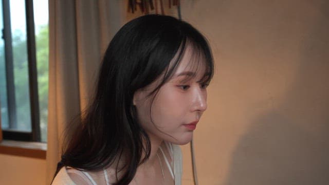 실내에서 스킨케어를 하는 여성