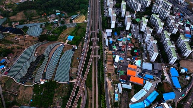 긴 고속도로와 농지가 있는 도시 풍경