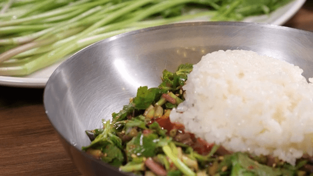 신선한 미나리를 이용한 미나리 비빔밥
