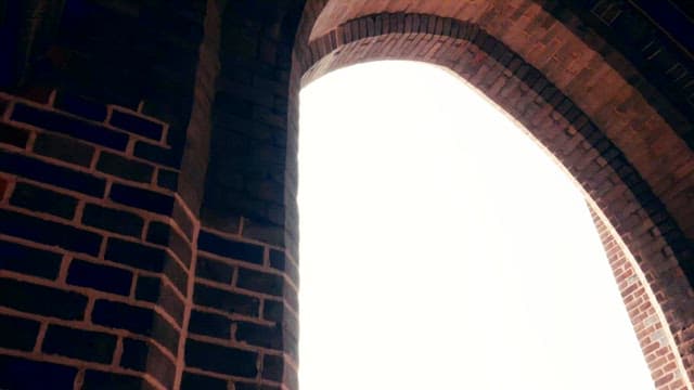 역사적인 성당의 아치형 창