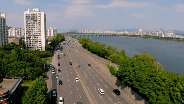 강변을 따라 이어진 도시 고속도로
