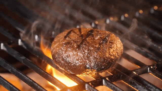 바비큐에서 지글거리는 햄버거 패티