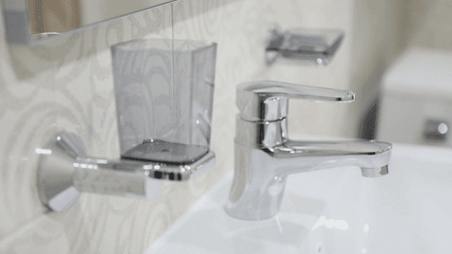 수도꼭지가 있는 현대적인 욕실 싱크대