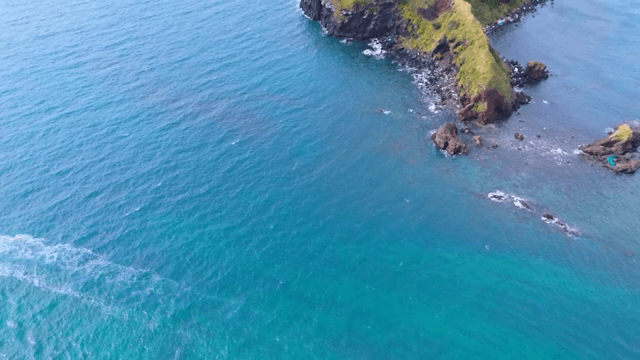 보트와 바위 절벽이 있는 해안 항구