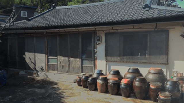 장독대가 있는 전통 한옥