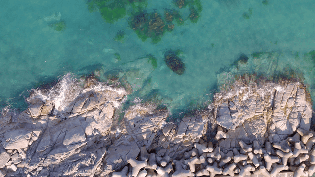 파도가 바위 해안에 부딪히는 모습