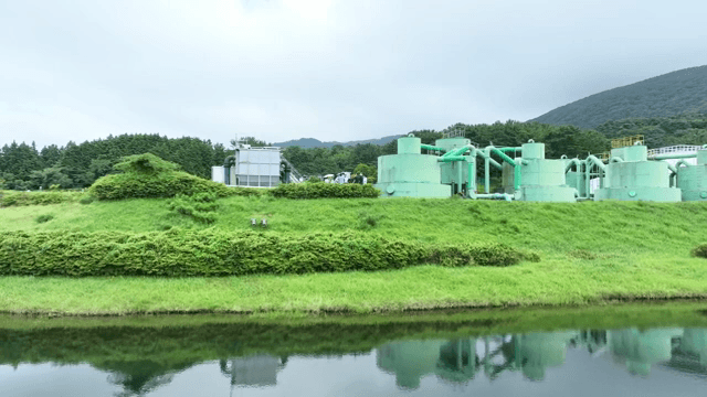 고요한 호수 근처의 산업 시설