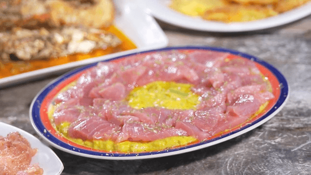 과카몰리에 참치를 올린 접시