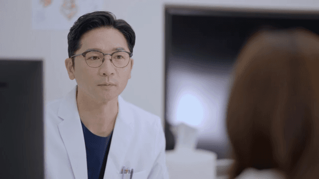 환자와 상담하는 의사