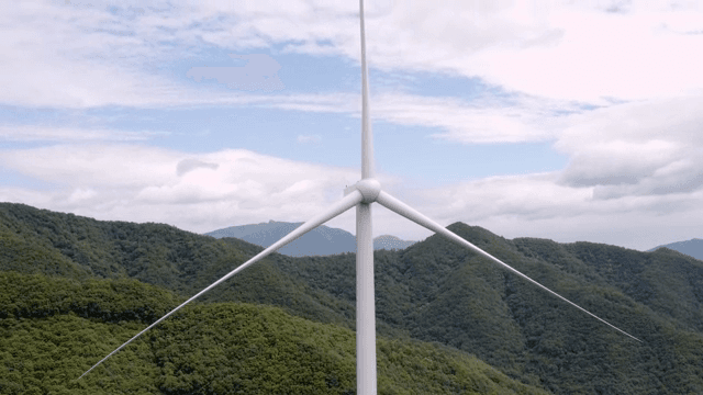 푸른 산속의 풍력 터빈
