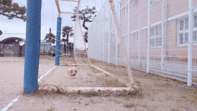 축구공이 날아오는 녹슨 빈 골대