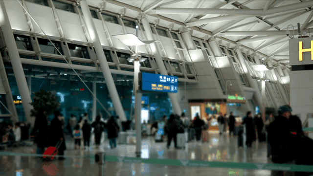 여행객들로 붐비는 공항 터미널