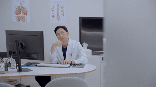 의사가 진료실 책상에서 일하는 모습