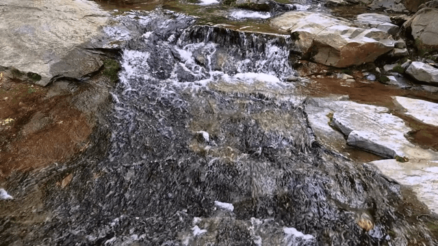바위 위로 흐르는 고요한 시냇물
