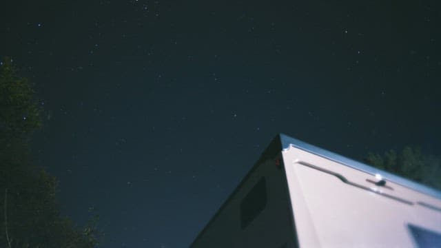 어두운 밤하늘을 밝히며 반짝이는 별빛