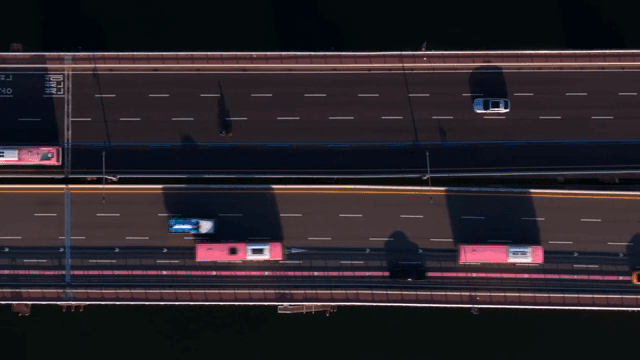 강 위의 다리를 달리는 자동차들