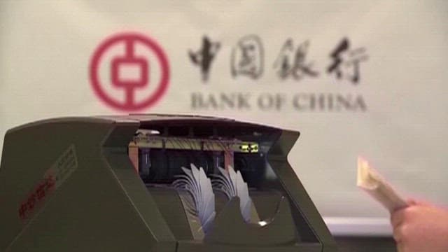 은행의 지폐계수기로 세는 영국 파운드 화폐