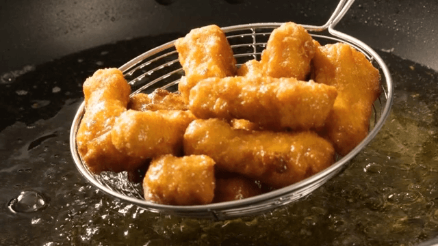 기름에서 건져 올리는 황금빛 치킨