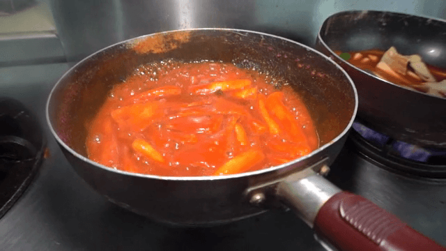 팬에서 끓고 있는 떡볶이