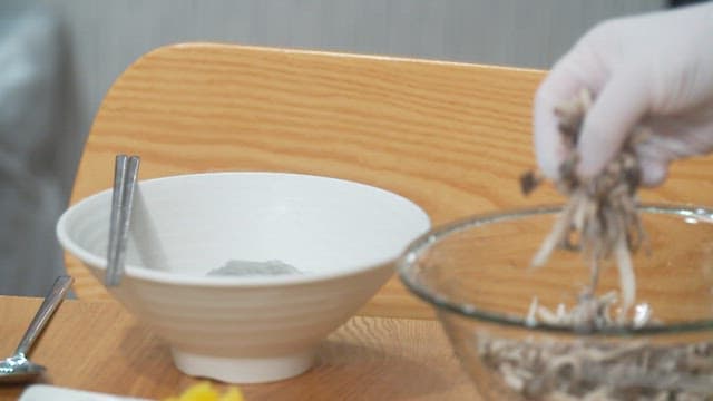 당면이 담긴 그릇에 준비되는 느타리버섯