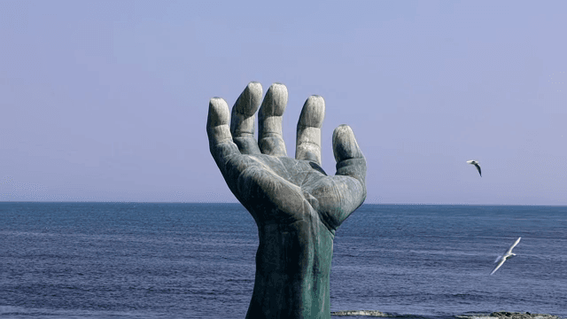바다에 있는 큰 손 조각상
