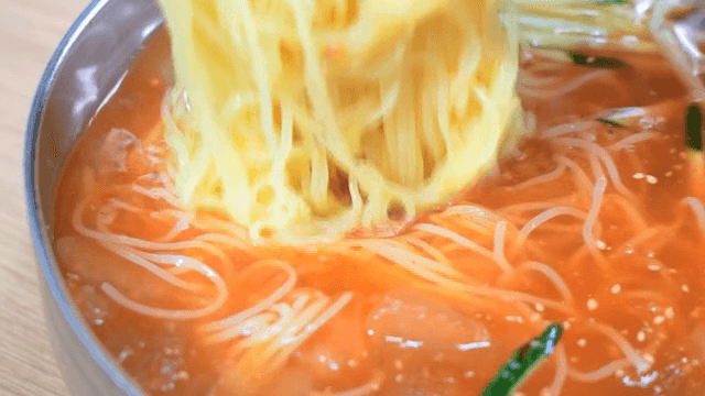 매콤한 육수에 담긴 시원한 냉면