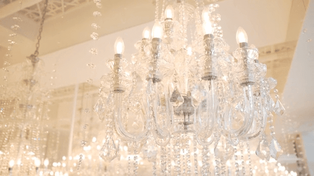 조명 켜진 우아한 크리스탈 샹들리에
