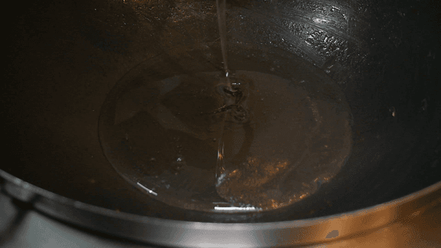 꿀이 달궈진 팬에 부어지는 모습