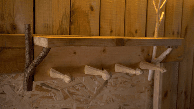 자연 가지 고리가 있는 나무 선반