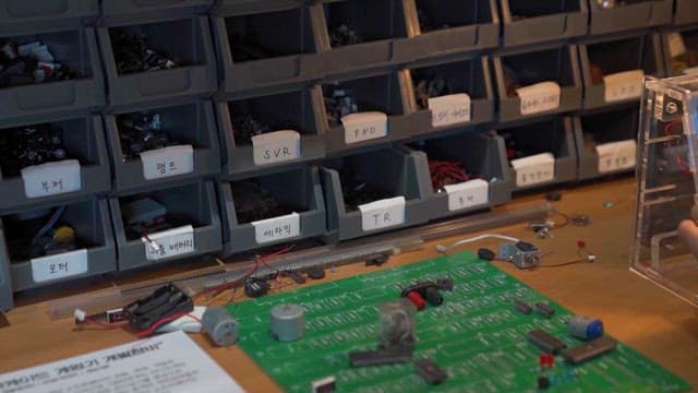 전자 부품 및 도구가 있는 작업 공간