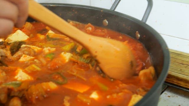 냄비에서 끓고 있는 매콤하고 푸짐한 김치찌개