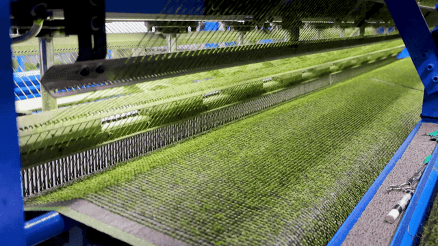 자동화 기계로 제작되고 있는 인조잔디
