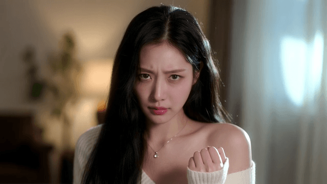 주먹을 지며 화를 내는 젊은 여성